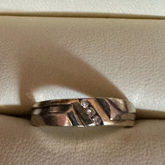 Diamond engagement ring and wedding band - Picture 4 of 5